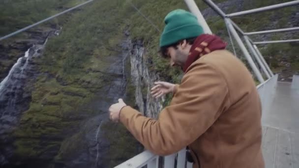 野生動物の高い崖の上の滝 — ストック動画