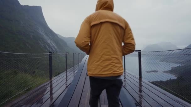 ぬれた霧の桟橋を歩く男 — ストック動画