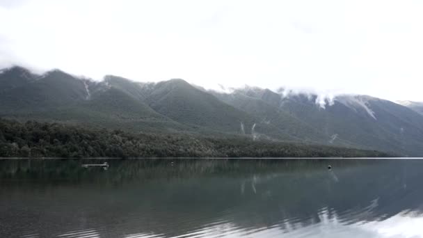 Озеро Оточене Величними Туманними Гірськими Скелями — стокове відео