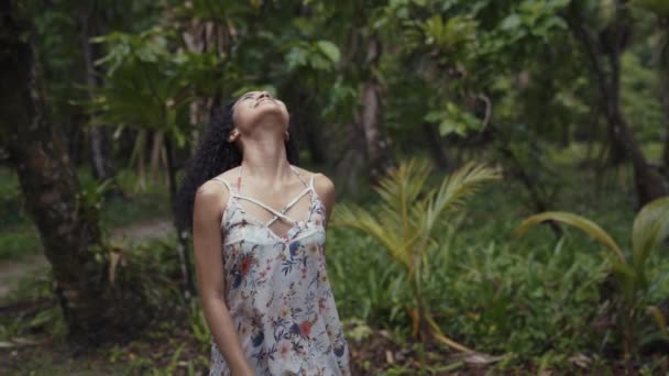 Jovencita Vestido Entre Bosque Tropical — Vídeo de stock