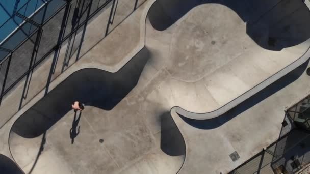 Anonymous Person Riding Skateboard Skate Park — Stock Video