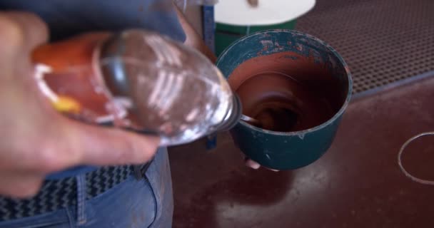 Pessoa Misturando Argila Com Liquidificador Tigela Mão — Vídeo de Stock