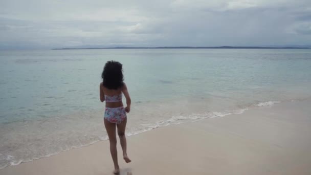 Νεαρή Κυρία Τρέχει Στη Θάλασσα — Αρχείο Βίντεο