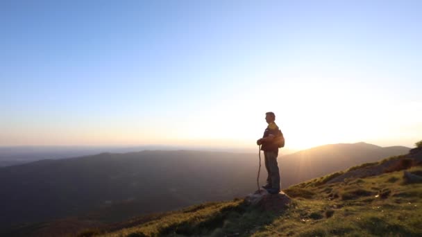 Homem Sênior Contemplando Pôr Sol Depois Estar Andando Montanha — Vídeo de Stock