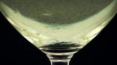 Camda köpük püskürten sabun köpüklerine yakın plan.