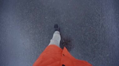 Puslu yolda yürüyen kırmızı ceketli bir turist.