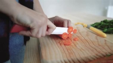 Havuç kesen ve temizleyen kadın.