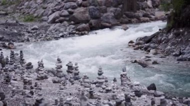Hızlı nehrin yakınındaki taş yığınları