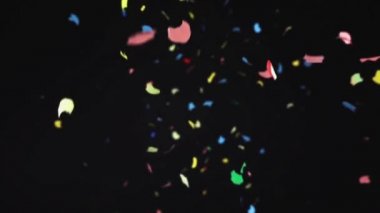 konfeti gri arkaplanda düşüyor