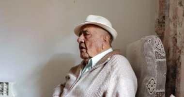 Yaşlı adam evde tek başına konuşuyor.