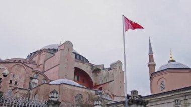 Hindi bayraklı İstanbul Camii