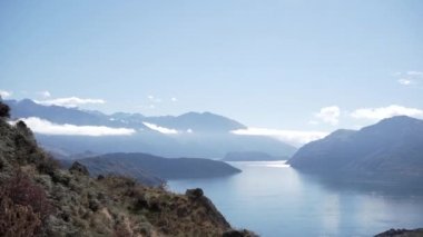 Bulutlu bir günde Resimli Dağ Vadisi 'nde Göl