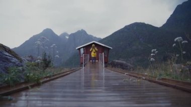 Dağlardaki ıslak iskelede yürüyen gezgin.