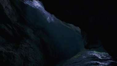 Dar geçitte şelale