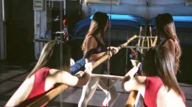 Genç dansçılar stüdyoda birlikte antrenman yapıyor, ısınıyor ve gün ışığında esniyorlar.