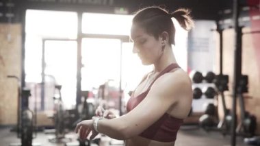 Akıllı kol saati takan bir kadın.