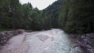 Vadideki hızlı dağ nehri.