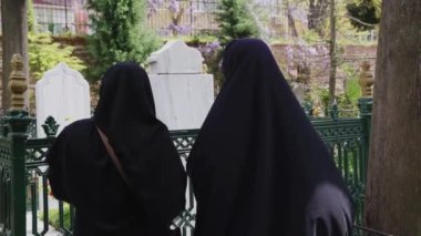 Geleneksel giysiler içindeki anonim müslüman kadınların arka planı