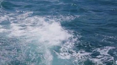 Okyanusun ortasında dalgalar