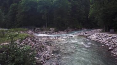 Vadideki hızlı dağ nehri.