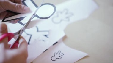 1 Nisan şakası için farklı kağıt siluetleri kesme makası