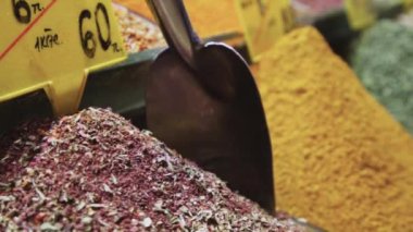 İstanbul 'da bir Türk pazarında çeşitli baharatlar