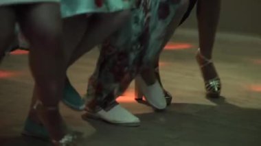 İnsanlar partide dans ediyor.