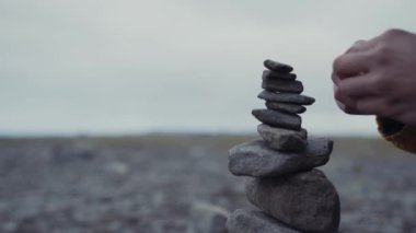 Heyecanlı adam yığınla taş düzenliyor.