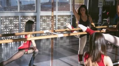 Genç dansçılar stüdyoda birlikte antrenman yapıyor, ısınıyor ve gün ışığında esniyorlar.