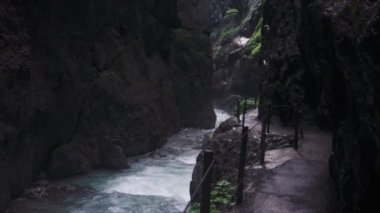 Hızlı dağ nehrinin yanındaki patika