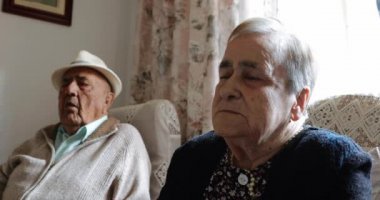 Evde yaşlı bir çift var.