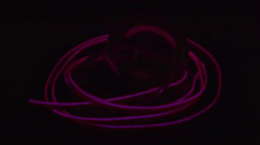 Işık tüplerine sarılı neon top