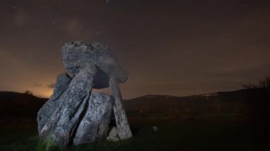 Gece gökyüzüne karşı Antik dolmenler
