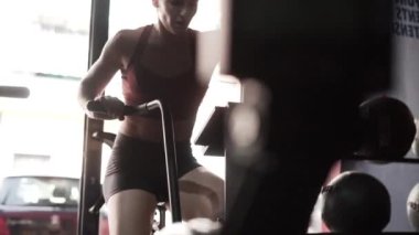 Spor salonunda çalışan kadınlar.