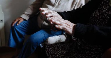 Yaşlı bir kadının ellerinin ayrıntıları.