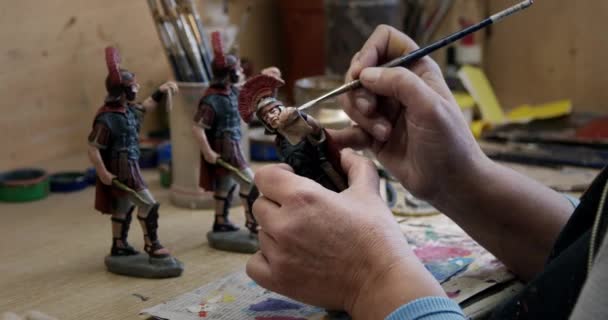 Pintor Pintando Figuras Arcilla Soldados Mesa — Vídeo de stock