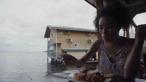 Jovem Senhora Comer Comida Perto Construção Água — Vídeo de Stock