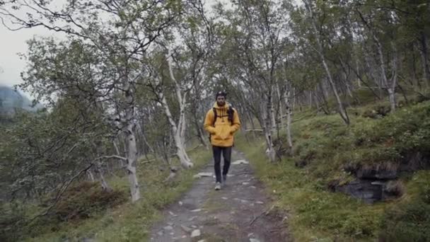 Viajando Homem Com Mochila Andando Caminho Selvagem — Vídeo de Stock
