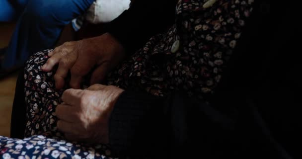 Detail Einiger Hände Einer Alten Frau — Stockvideo