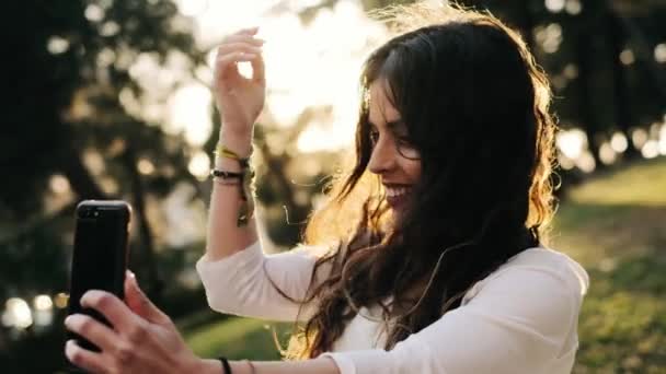 Ung Smuk Kvinde Tager Selfie Med Smartphone Grøn Park – Stock-video