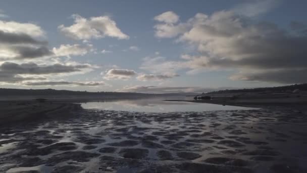 Parlak Güneş Bataklıkta Bulutlu Gökyüzünde Doğuyor Kırsal Kesimdeki Sakin Suyla — Stok video