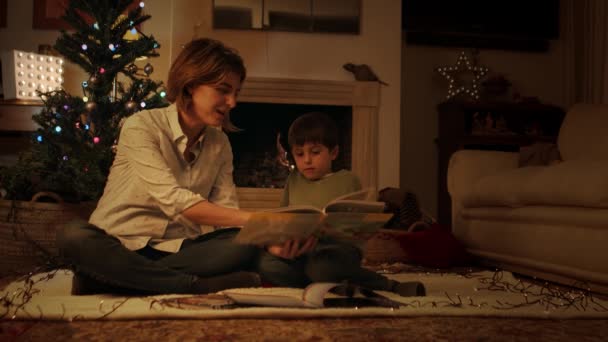 Мать Читает Книгу Сыном Накануне Рождества — стоковое видео
