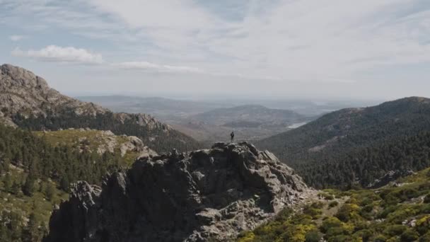 崖や山の谷の顔のない人 — ストック動画