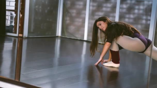 Jovem Bailarina Balé Aquecendo Corpo Alongamento Jovem Bailarina Balé Aquecendo — Vídeo de Stock