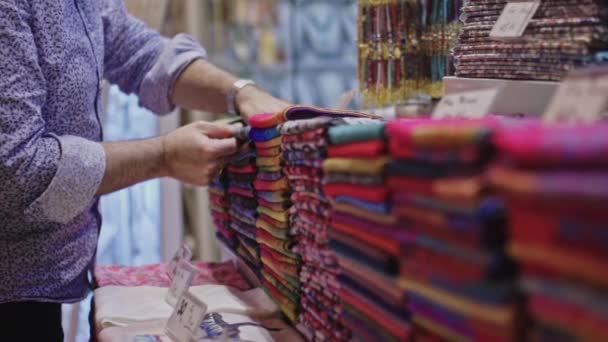 Hombre Anónimo Con Telas Textiles Mercado Estambul — Vídeo de stock