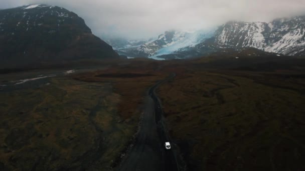 Camper Van Jazda Bezludnej Drodze Przez Góry — Wideo stockowe