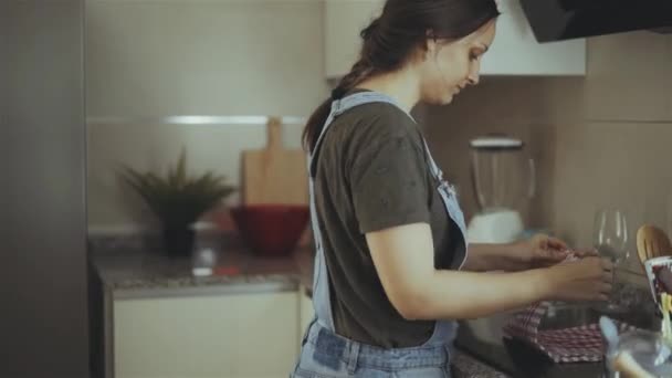 冷蔵庫から果物を取る女性 — ストック動画