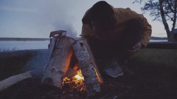 Män Som Sitter Nära Elden Landsbygden — Stockvideo