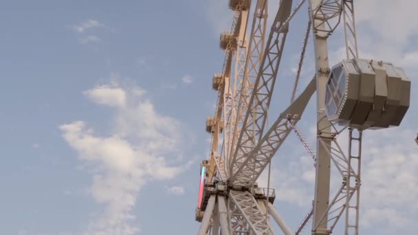 Parte Roda Gigante Branca Parque Diversões Sobre Céu Azul — Vídeo de Stock