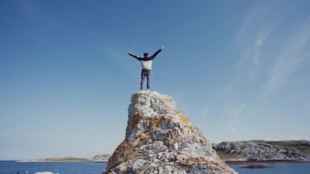 Traveler High Rock Blue Sky — Stock Video